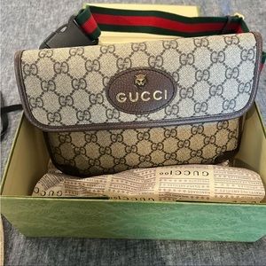 Brand New Gucci Fanny pack worn once ! Retail for 1200.00 Authentic